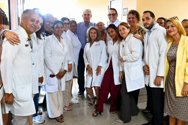 Díaz-Canel elogia la 'resistencia creativa' del hospital Ramón González Coro Díaz-Canel elogia la 'resistencia creativa' del hospital Ramón González Coro
